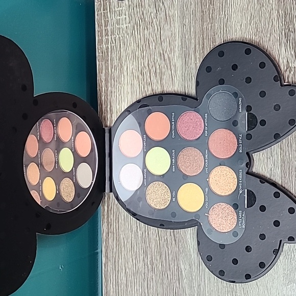 Disney's Minnie Mouse Eyeshadow Palette - Picture 3 of 6